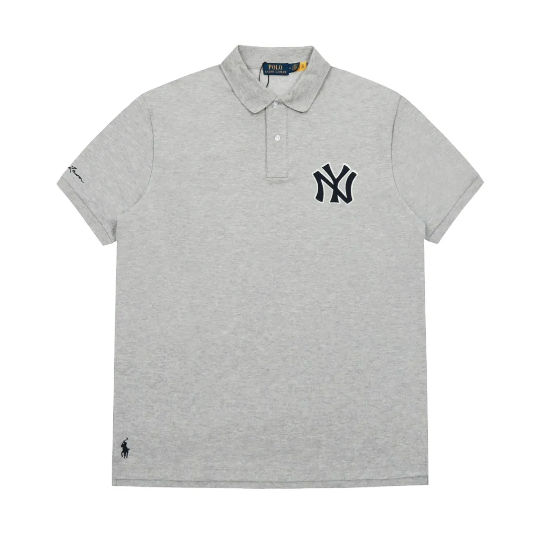 P154 💰 "Top quality" Style number: DS072# (not off the shelves all year round) [Ralph Lauren&NY co-branded new embroidered horse logo POLO lapel basic short sleeves] ✅Ralph Lauren&MLB Yankees co-branded versatile style lapel POLO short sleeves for men and women ✅Main supply platform live broadcast Wholesale entity Replenish when out of stock Not off the shelf ✅ZP quality 1:1 version Scan the code to enter the GF website Z cabinet quality ✅Detailed quality is the only one in Guangzhou. Imported pique fabrics. Focus on high-end. Cost-effective. Needless to say good quality. ✅Restore the original version. The maximum size can be worn up to 210 pounds. Loose, comfortable and stress-free. ✅Work wear and life wear. Suitable for various occasions. Must-have recommendation for couples. Size: S-XL. Color: Gray Navy.